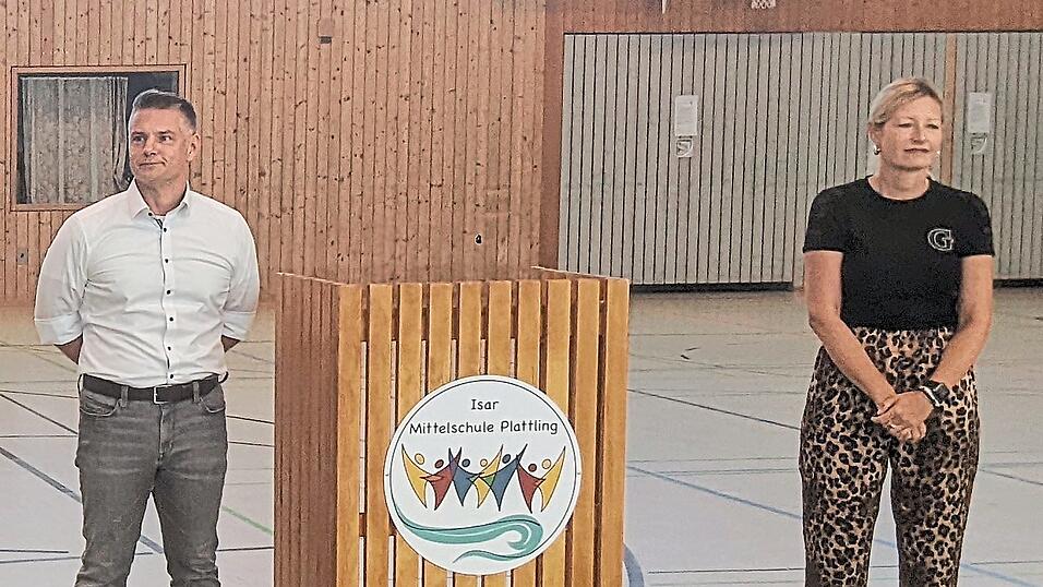 Zum Abschluss der Reihe von Politikern, die mit den Mittelschülern über Demokratiethemen diskutierten, begrüßte Konrektorin Susanne Jahrstorfer am Freitag ihren Lehrerkollegen, Stadtrat Stefan Fisch. Zum Abschluss der Reihe von Politikern, die mit den Mittelschülern über Demokratiethemen diskutierten, begrüßte Konrektorin Susanne Jahrstorfer am Freitag ihren Lehrerkollegen, Stadtrat Stefan Fisch.