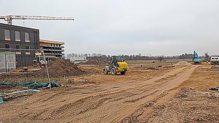 Das Grüne Zentrum ganz in grau: Die Bauarbeiten laufen auf Hochtouren, die neuen Gebäude von AELF und BBV sind schon zu erkennen, die Hauswirtschaftsschule lässt noch auf sich warten. Das Grüne Zentrum ganz in grau: Die Bauarbeiten laufen auf Hochtouren, die neuen Gebäude von AELF und BBV sind schon zu erkennen, die Hauswirtschaftsschule lässt noch auf sich warten.
