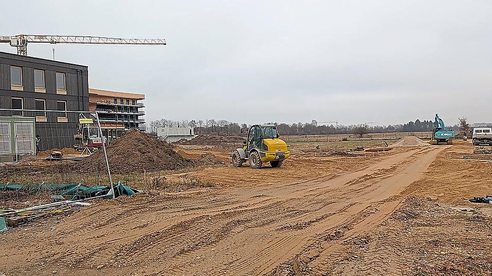 Das Grüne Zentrum ganz in grau: Die Bauarbeiten laufen auf Hochtouren, die neuen Gebäude von AELF und BBV sind schon zu erkennen, die Hauswirtschaftsschule lässt noch auf sich warten.