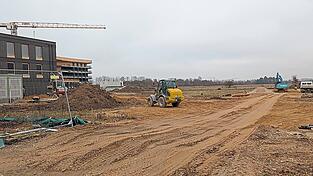 Das Grüne Zentrum ganz in grau: Die Bauarbeiten laufen auf Hochtouren, die neuen Gebäude von AELF und BBV sind schon zu erkennen, die Hauswirtschaftsschule lässt noch auf sich warten.