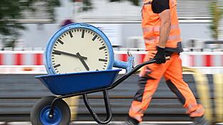 Der Achtstundentag soll nach Plänen des Bundesarbeitsministeriums grundsätzlich beibehalten werden. (Symbolbild) Der Achtstundentag soll nach Plänen des Bundesarbeitsministeriums grundsätzlich beibehalten werden. (Symbolbild)