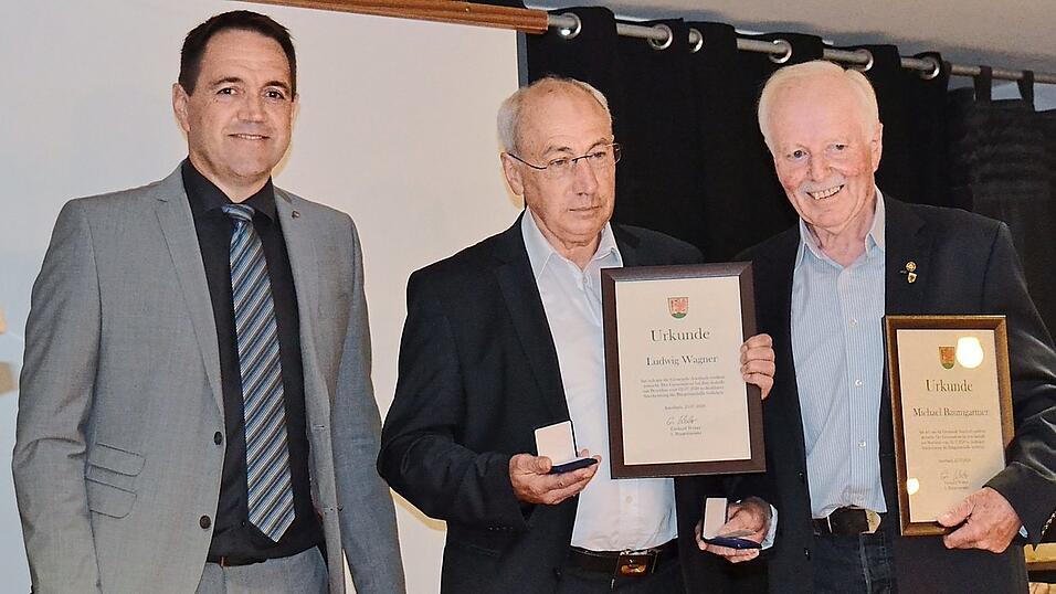 B&uuml;rgermeister Gerhard Weber mit den beiden neuen Tr&auml;gern der B&uuml;rgermedaille, Michael Baumgartner (r.) und Ludwig Wagner.