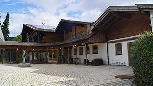 Das frühere Arberwellnesshotel in Lohberg wurde als Flüchtlingsunterkunft für Ukrainer genutzt. Die Bewohner sind mittlerweile ausgezogen.