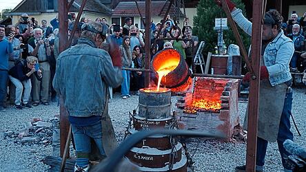 Gut 1.100 Grad ist die fl&uuml;ssige Bronze hei&szlig;, die holl&auml;ndische Glockengie&szlig;er am Samstagabend im Innenhof des Anwesens Rammelkam als &bdquo;Glockenspeise&ldquo; in eine vorgefertigte Form gossen.