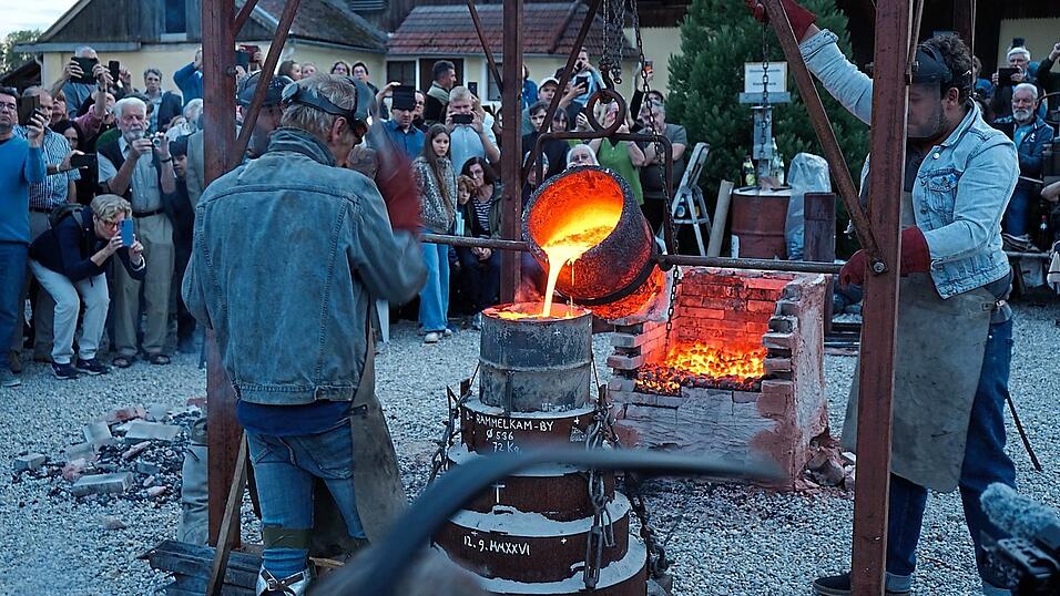 Gut 1.100 Grad ist die flüssige Bronze heiß, die holländische Glockengießer am Samstagabend im Innenhof des Anwesens Rammelkam als „Glockenspeise“ in eine vorgefertigte Form gossen. Gut 1.100 Grad ist die flüssige Bronze heiß, die holländische Glockengießer am Samstagabend im Innenhof des Anwesens Rammelkam als „Glockenspeise“ in eine vorgefertigte Form gossen.