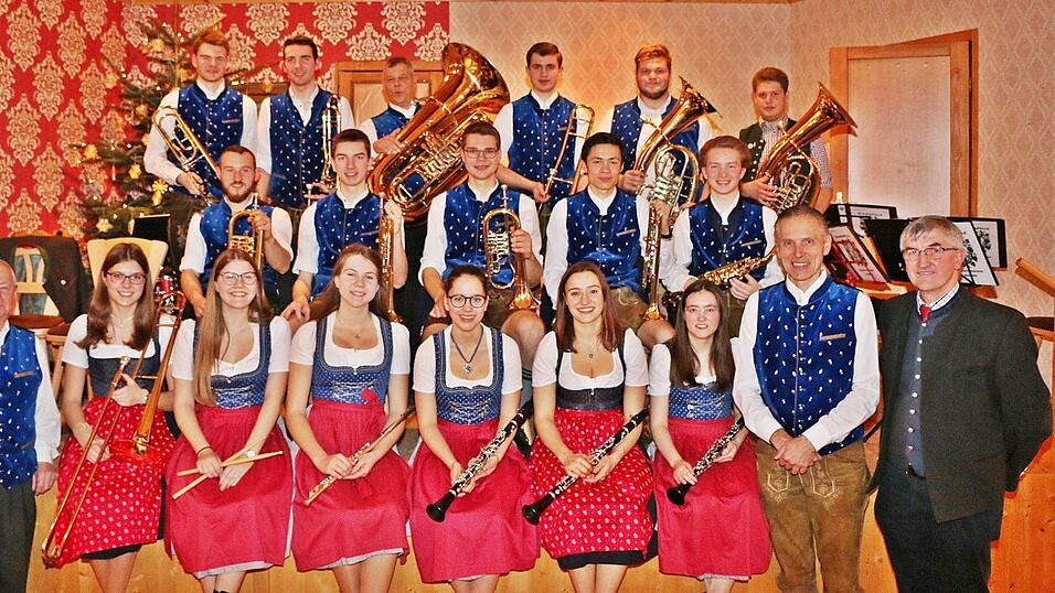 Die Blaskapelle Hörgertshausen-Mauern bei der Seniorenweihnachtsfeier im Gasthaus Soller im Dezember 2019 mit (vorne l.) Vorsitzendem Anton Kopetz und (vorne v. r.) Bürgermeister Michael Hobmaier und Kapellmeister Martin Neubauer.