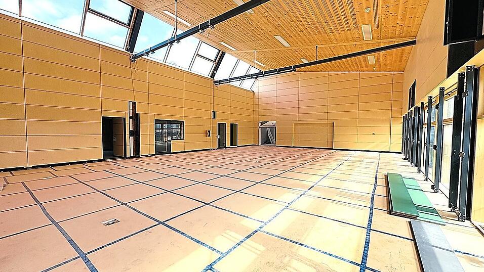 Der Innenausbau der Kleinsporthalle geht zügig voran, die meisten Gewerke sind bis Ende des Monats abgeschlossen. Der Innenausbau der Kleinsporthalle geht zügig voran, die meisten Gewerke sind bis Ende des Monats abgeschlossen.