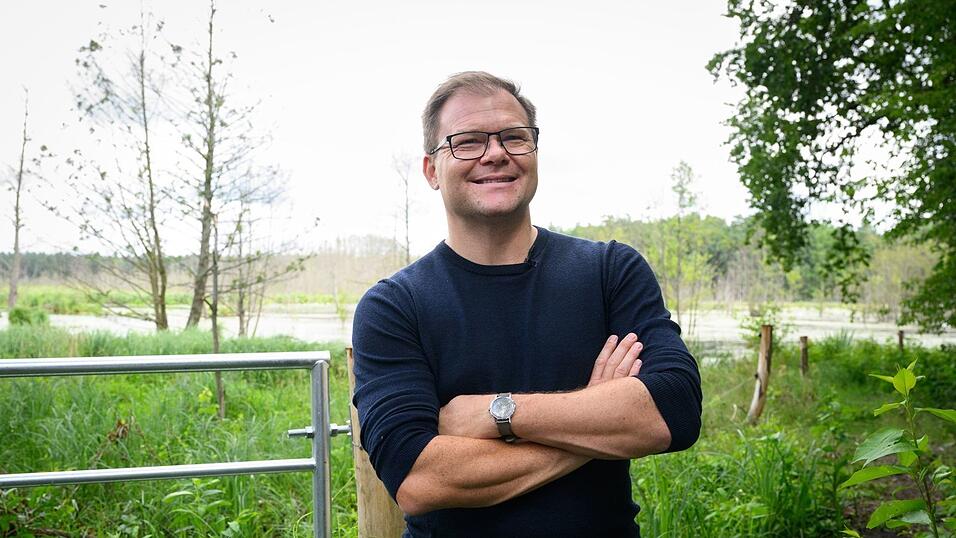 Umweltminister Carsten Schneider (SPD); hier bei einem Besuch der wiedervernässten Möllmer Seewiesen in Brandenburg, glaubt: Von nasseren Mooren kann nicht nur das Klima profitieren, auch die Landwirte gewinnen. (Archivbild) Umweltminister Carsten Schneider (SPD); hier bei einem Besuch der wiedervernässten Möllmer Seewiesen in Brandenburg, glaubt: Von nasseren Mooren kann nicht nur das Klima profitieren, auch die Landwirte gewinnen. (Archivbild)