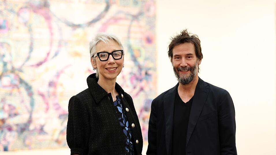 Der Schauspieler Keanu Reeves besichtigte die Ausstellung seiner Partnerin Alexandra Grant in N&uuml;rnberg.