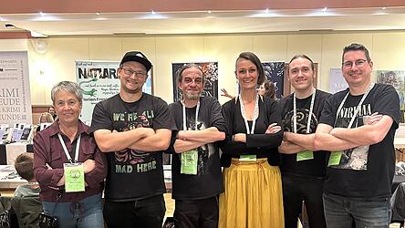 Die Organisatoren der Woidkreativ k&ouml;nnen sich zu einem gelungenen Auftakt der neuen Buchmesse begl&uuml;ckw&uuml;nschen (v.l.): Beate Freitag, Thomas Karg, Michael P. Kraus, Sermina Waller, Ludwig Demar, Florian Bock.