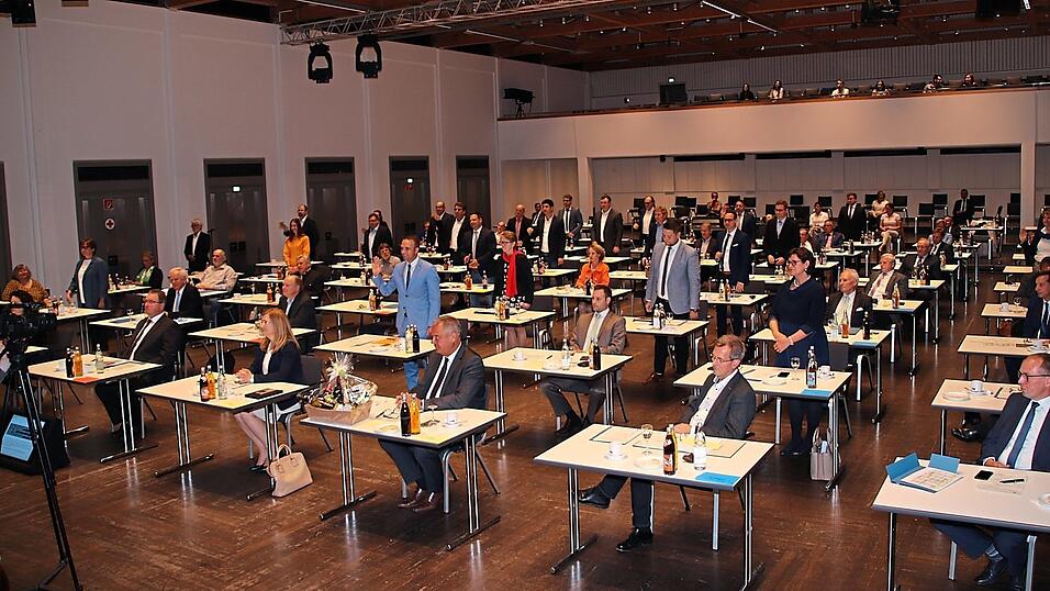 Ein Rückblick auf die konstituierende Sitzung des Kreistags im Mai 2020: Das Gremium hat seitdem stets in der Dingolfinger Stadthalle getagt. Selbst wenn nach dem Lockdown wieder Sitzungen stattfinden, wird es wohl noch dauern, bis man dafür in den Sitzungssaal des Landratsamtes zurückkehren kann. Ein Rückblick auf die konstituierende Sitzung des Kreistags im Mai 2020: Das Gremium hat seitdem stets in der Dingolfinger Stadthalle getagt. Selbst wenn nach dem Lockdown wieder Sitzungen stattfinden, wird es wohl noch dauern, bis man dafür in den Sitzungssaal des Landratsamtes zurückkehren kann.