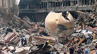 In den Trümmern des World Trade Centers: Die mehr als 20 Tonnen schwere Bronzeskulptur, von den Amerikanern 'Sphere' genannt. In den Trümmern des World Trade Centers: Die mehr als 20 Tonnen schwere Bronzeskulptur, von den Amerikanern 'Sphere' genannt.