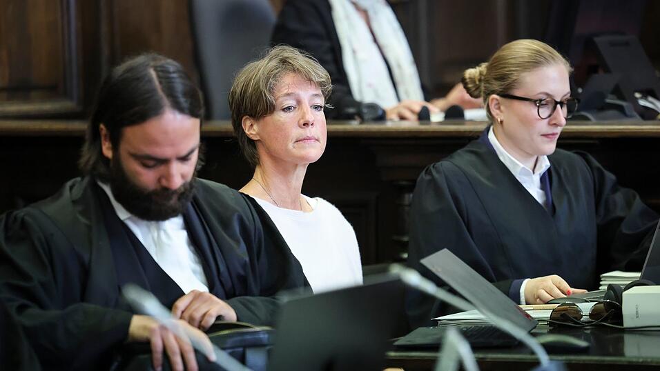 Schweigend hörte sich Christina Block die Vorwürfe ihres Ex-Manns an. Schweigend hörte sich Christina Block die Vorwürfe ihres Ex-Manns an.