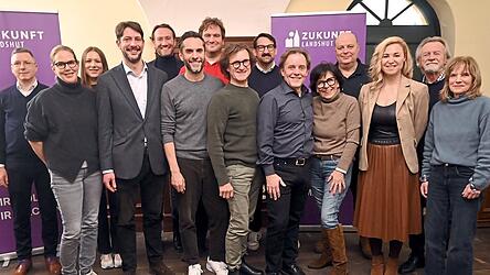 Anwesende Stadtratskandidaten von Zukunft Landshut um OB-Kandidat Norbert Hoffmann (Vierter von links) Anwesende Stadtratskandidaten von Zukunft Landshut um OB-Kandidat Norbert Hoffmann (Vierter von links)