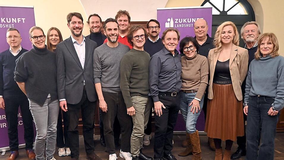 Anwesende Stadtratskandidaten von Zukunft Landshut um OB-Kandidat Norbert Hoffmann (Vierter von links)