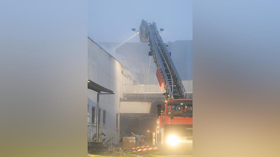 Beim Brand in einer Schlachtanlage bei Bogen ist ein zweistelliger Millionenschaden entstanden. Foto: Armin Weigel/dpa