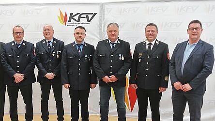 Drei Feuerwehrler aus Steinbach wurden ausgezeichnet. B&uuml;rgermeister Helmut Fichtner (r.) und Kreisbrandrat Nikolaus H&ouml;fler (2. v. r.) gratulierten.