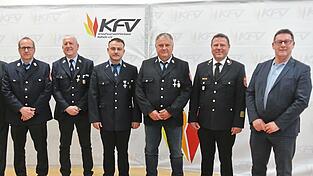 Drei Feuerwehrler aus Steinbach wurden ausgezeichnet. B&uuml;rgermeister Helmut Fichtner (r.) und Kreisbrandrat Nikolaus H&ouml;fler (2. v. r.) gratulierten.
