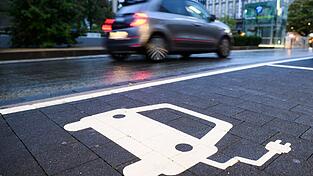 Elektroautos ziehen an. (Archivbild) Elektroautos ziehen an. (Archivbild)