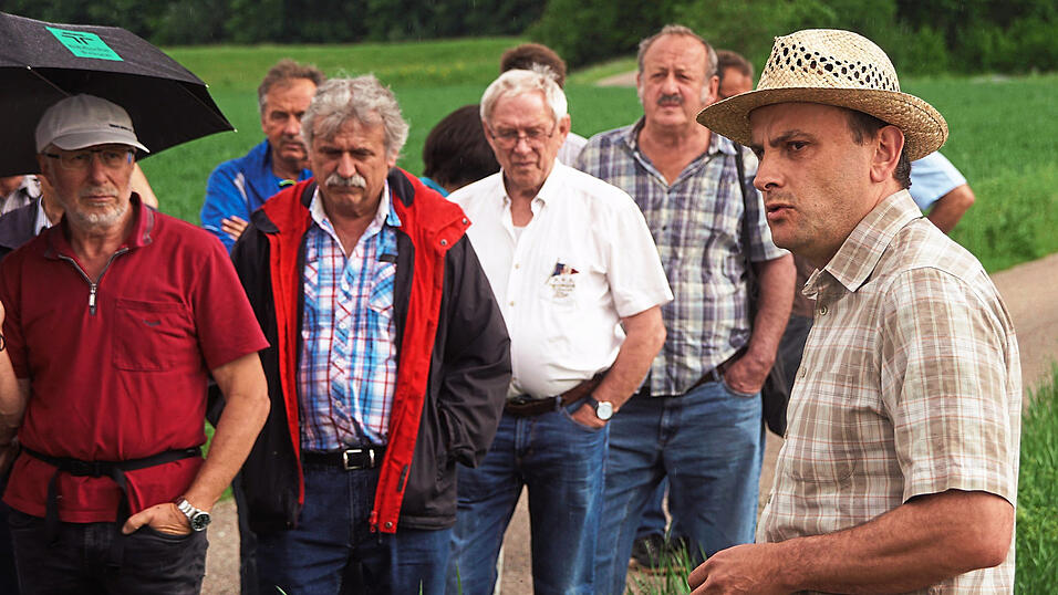 Ortstermine im Freien, direkter Austausch mit Bürgern - darum geht es Bürgermeister Josef Schütz (rechts) im August. Ortstermine im Freien, direkter Austausch mit Bürgern - darum geht es Bürgermeister Josef Schütz (rechts) im August.