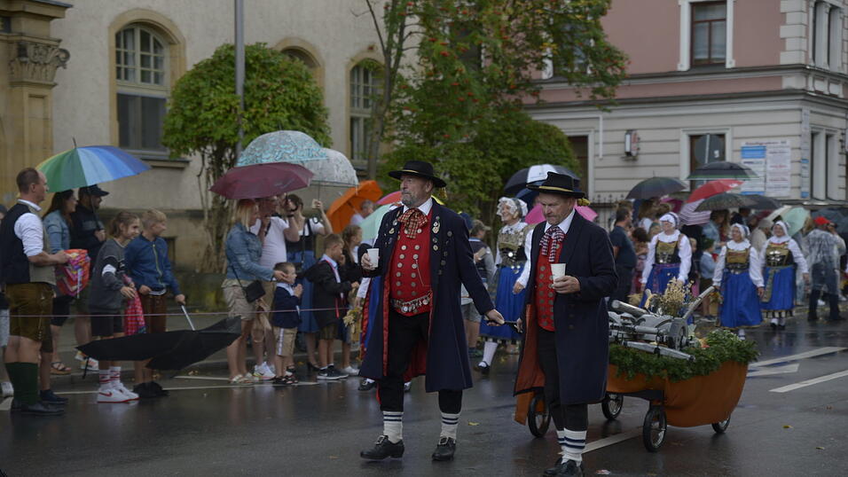 Zahlreiche Musik- und Trachtengruppen zogen nach dreij&auml;hriger Pause am Freitagabend zum Festplatz Am Hagen.&nbsp;