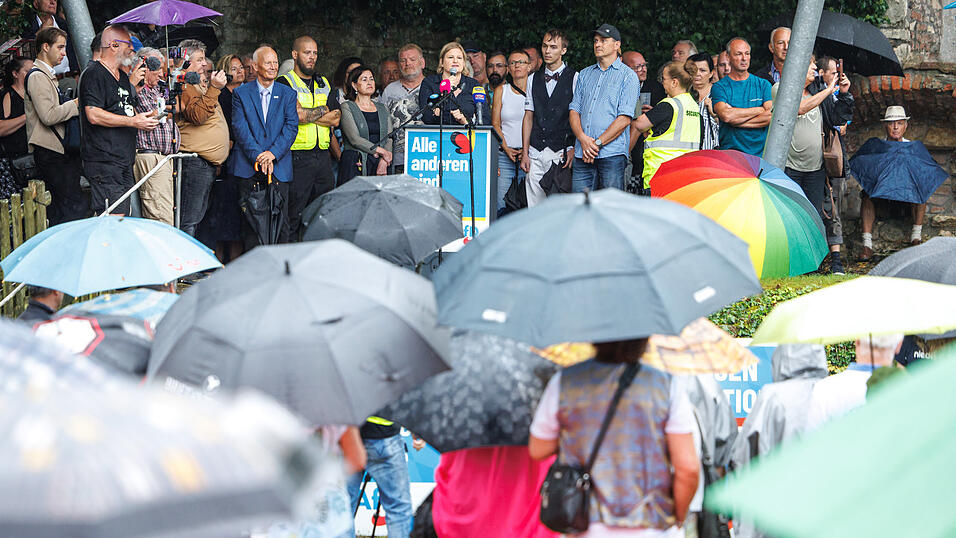 Katrin Ebner-Steiner, Vorsitzende der AfD-Fraktion im Bayerischen Landtag, steht beim politischen Frühschoppen auf dem Volksfest Gillamoos im Schlosspark auf der Bühne der AfD.
