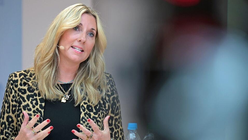 Kultusministerin Anna Stolz will den Vorschlag erst mit den Beteiligten an den Schulen diskutieren. (Archivbild) Kultusministerin Anna Stolz will den Vorschlag erst mit den Beteiligten an den Schulen diskutieren. (Archivbild)