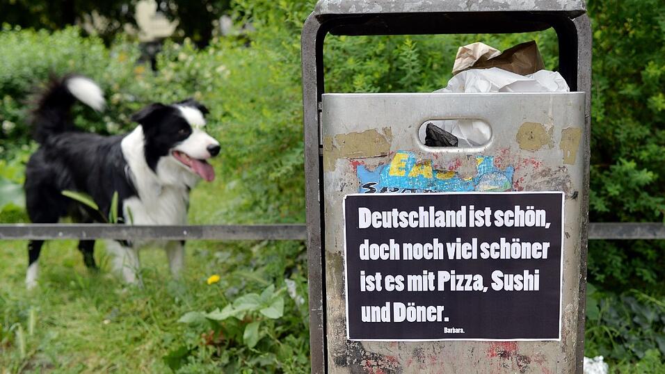 Streetart-Künstlerin Barbara verteilt Schilder und Sticker in den Großstädten in Deutschland. Streetart-Künstlerin Barbara verteilt Schilder und Sticker in den Großstädten in Deutschland.