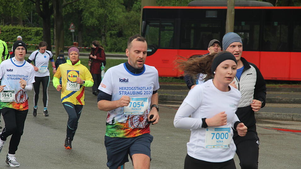 Auch die großen Herzogstadtläufer ließen sich wie schon die Kleinen am Samstag durch das nasskalte Aprilwetter den Spaß am Sport unter freiem Himmel nicht verderben.