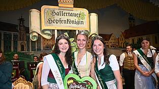 Neue Hallertauer Hopfenkönigin ist Theresa Eisenrieder (Mitte). Vizekönigin ist Franziska Mitterhuber (l.), Hopfenprinzessin ist Anna Kappelmeier (r.).