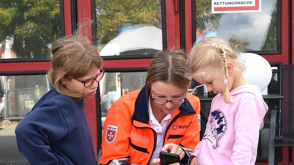 Auch die jüngeren Besucher waren interessiert an der Arbeit der Malteser.