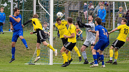 Wie in Falkenberg gilt es für die Simbacher (in gelb), eine kompakte Leistung zu zeigen, sonst blüht ihnen im Heimspiel gegen Geisenhausen das gleiche Schicksal wie in Plattling.