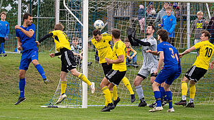 Wie in Falkenberg gilt es für die Simbacher (in gelb), eine kompakte Leistung zu zeigen, sonst blüht ihnen im Heimspiel gegen Geisenhausen das gleiche Schicksal wie in Plattling. Wie in Falkenberg gilt es für die Simbacher (in gelb), eine kompakte Leistung zu zeigen, sonst blüht ihnen im Heimspiel gegen Geisenhausen das gleiche Schicksal wie in Plattling.