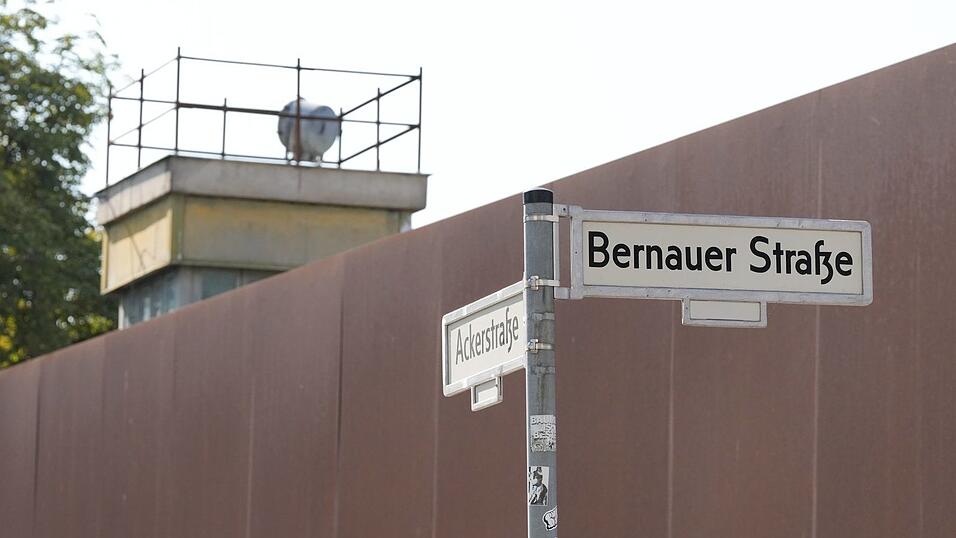 An der Gedenkstätte in der Bernauer Straße in Berlin sind Reste von DDR-Grenzanlagen erhalten, darunter ein Wachturm. An der Gedenkstätte in der Bernauer Straße in Berlin sind Reste von DDR-Grenzanlagen erhalten, darunter ein Wachturm.
