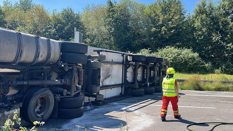 Ein Lastwagen kippte am Dienstag auf der A93 bei Regenstauf um und blieb quer zur Fahrbahn in Fahrtrichtung München liegen.