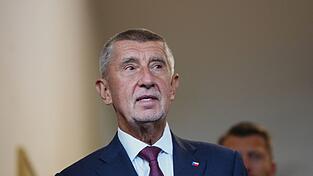 Der Vorsitzende der Oppositionsbewegung ANO, Andrej Babis, kommt zur Stimmabgabe in ein Wahllokal in Ostrava.