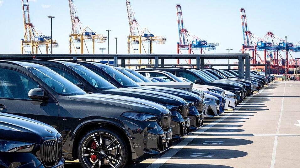 Der Verband der Automobilindustrie (VDA) begrüßt die Einigung, warnt aber zugleich: Auch die aktuell geltenden US-Zölle in Höhe von 15 Prozent für Pkw und deren Teile stellen weiterhin eine spürbare Herausforderung für die deutsche Automobilindustrie dar. (Archivbild) Der Verband der Automobilindustrie (VDA) begrüßt die Einigung, warnt aber zugleich: Auch die aktuell geltenden US-Zölle in Höhe von 15 Prozent für Pkw und deren Teile stellen weiterhin eine spürbare Herausforderung für die deutsche Automobilindustrie dar. (Archivbild)