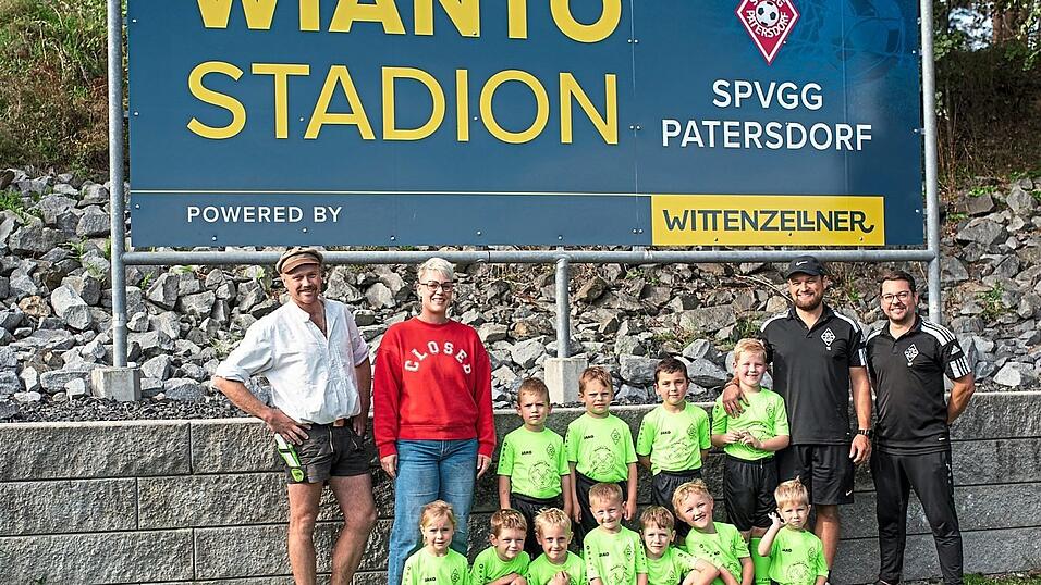 Simon (v.l.) und Melanie Jaki, die Kinder in den neuen Trikots, das Trainerteam Tobias Egginger und Mario Fuchs. Simon (v.l.) und Melanie Jaki, die Kinder in den neuen Trikots, das Trainerteam Tobias Egginger und Mario Fuchs.