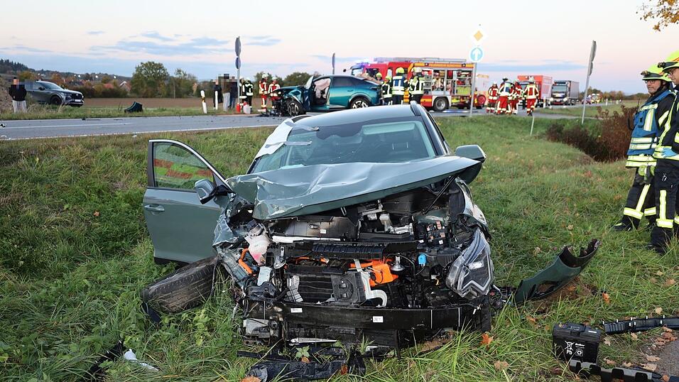 An den beiden Autos entstand jeweils Totalschaden. An den beiden Autos entstand jeweils Totalschaden.