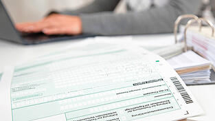 Jährlich muss die Steuererklärung für das vergangene Steuerjahr beim Finanzamt abgegeben werden.