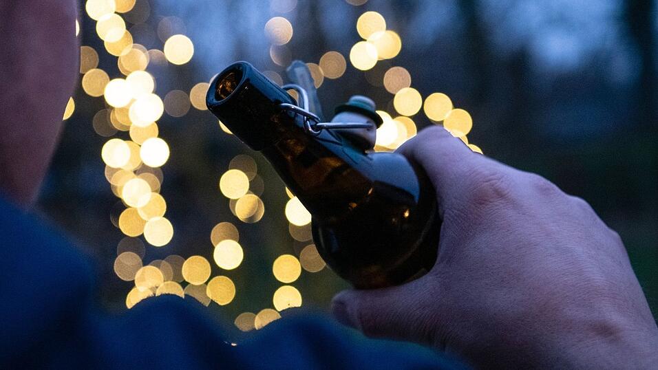 Je mehr Alkohol man trinkt, desto höher ist das Risiko, an Krebs zu erkranken. Je mehr Alkohol man trinkt, desto höher ist das Risiko, an Krebs zu erkranken.