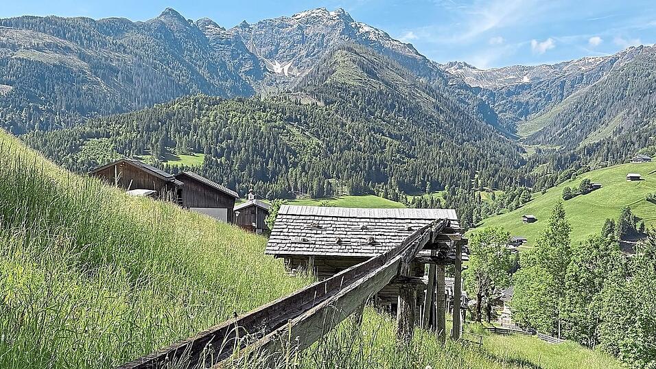 Hölzerne Rinnen und unterirdische Kanäle versorgen die fünf historischen Mühlen in Maria Luggau im Lesachtal.