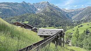 Hölzerne Rinnen und unterirdische Kanäle versorgen die fünf historischen Mühlen in Maria Luggau im Lesachtal.
