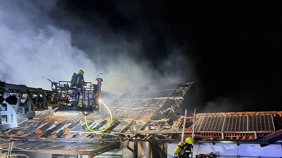 Mit Drehleiter und Atemschutzgerät starteten die Feuerwehrkräfte den Außenangriff. Mit Drehleiter und Atemschutzgerät starteten die Feuerwehrkräfte den Außenangriff.
