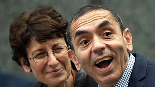 Ugur Sahin (r.) und Özlem Türeci.