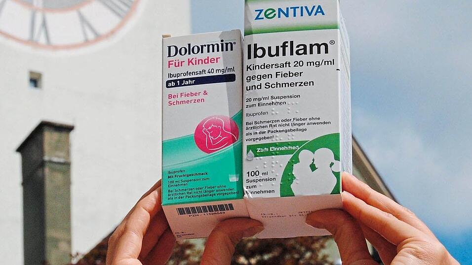 Ibuprofen- und Paracetamolhaltige Fiebersäfte für Kinder sind auf der Liste der 214 Medikamente, die derzeit nicht geliefert werden können. Ibuprofen- und Paracetamolhaltige Fiebersäfte für Kinder sind auf der Liste der 214 Medikamente, die derzeit nicht geliefert werden können.