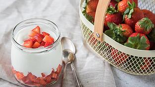 Erdbeeren machen aus Quark und Joghurt ein sommerliches Dessert.