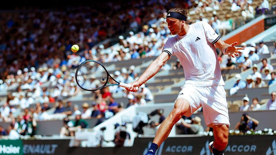 Alexander Zverev spielte zum Start der French Open auf dem Hauptplatz in Roland Garros.