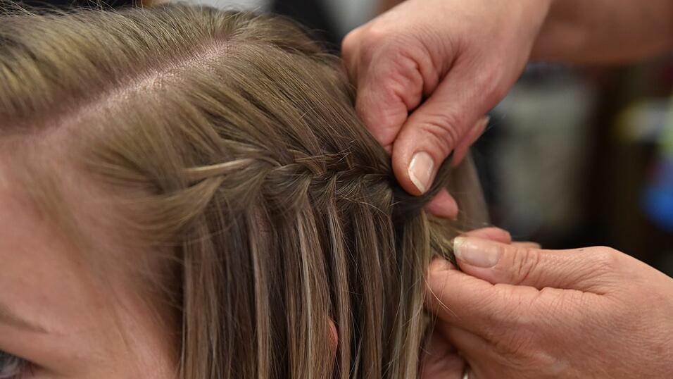 Jetzt die Haare auf der anderen Seite auch zu einem Wasserfall-Zopf flechten. Am Hinterkopf auf Höhe des anderen Zopfes zusammenbinden. Jetzt die Haare auf der anderen Seite auch zu einem Wasserfall-Zopf flechten. Am Hinterkopf auf Höhe des anderen Zopfes zusammenbinden.