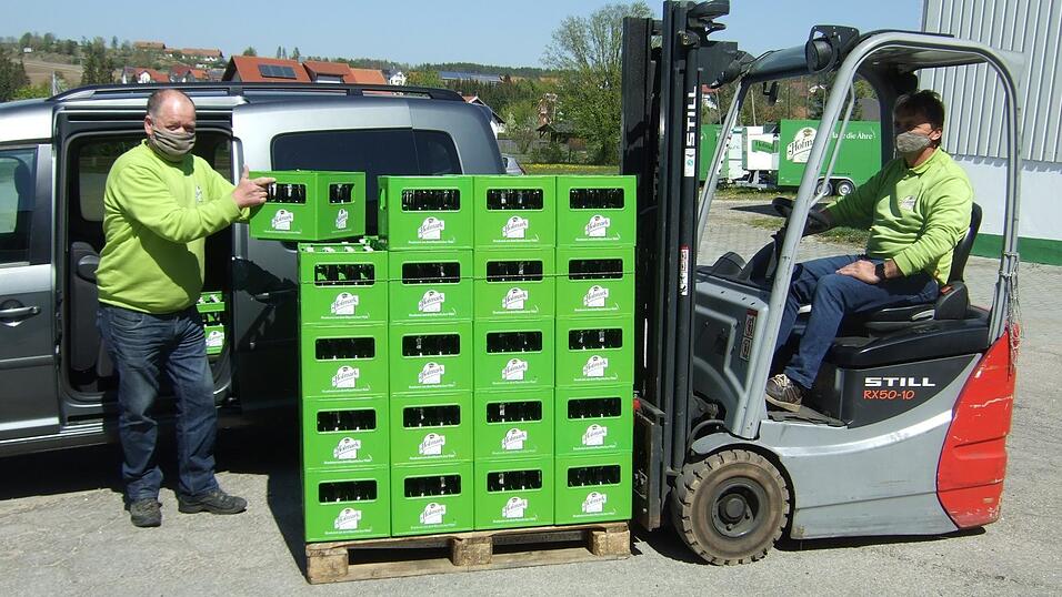 Der Lieferservice bei Hofmark l&auml;uft weiter - nun eben mit Mundschutz.